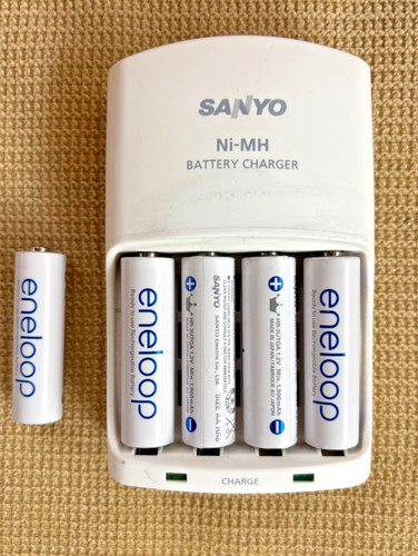 Sanyo battery charger - aa,